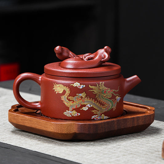 Teapot that changes color when exposed to hot water