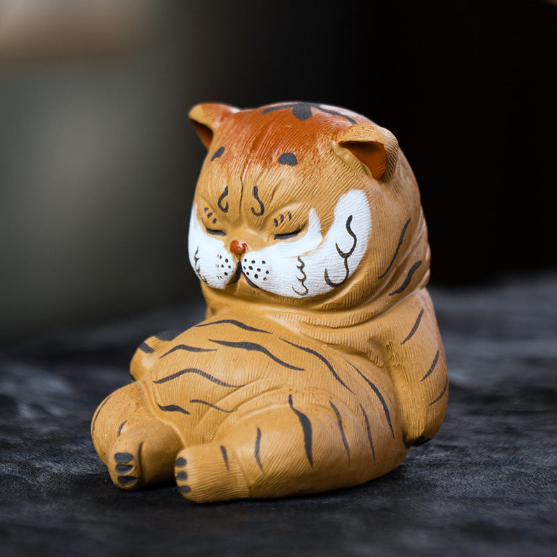The tiger was sitting and sleeping, so the tea was poured on the tiger to make it fragrant and shiny.
